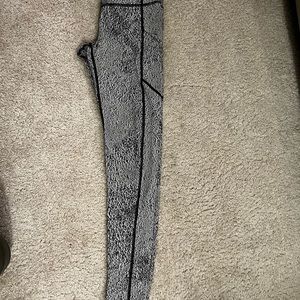 Lululemon pants size 6 in used good condition